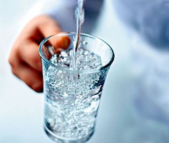 Медики не рекомендуют пить воду во время еды