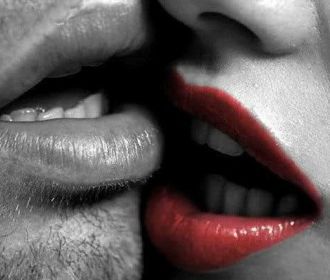 Психологи выяснили, от чего зависит способ поцелуя