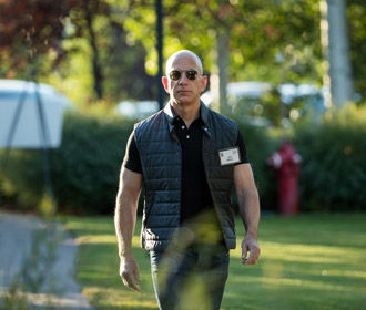 Глава Amazon Джеф Безос стал самым богатым человеком в истории