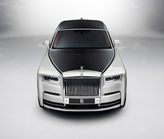 В новом видео Rolls-Royce Black Badge снялась «бионическая модель»