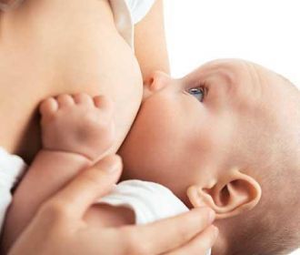 Эксперты: детей нужно кормить грудью до 3 лет