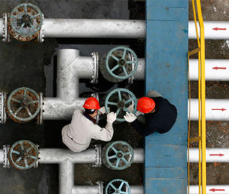Нефть дорожает на фоне сокращения добычи и восстановления спроса