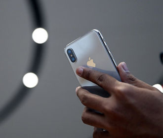 Apple запрещает пользоваться айфонами отрицательным персонажам в фильмах - режиссер