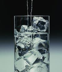 Два стакана воды перед приемом пищи позволят сбросить лишний вес