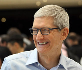 Глава Apple получил премию в 12 млн долларов