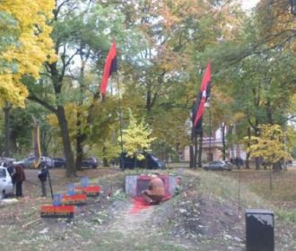 Неизвестные активисты облили краской памятник УПА в Харькове