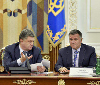 Аваков отверг обвинения Порошенко в том, что полиция работала против его партии на выборах