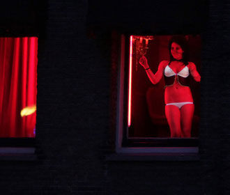 Мэр Амстердама хочет закрыть квартал красных фонарей