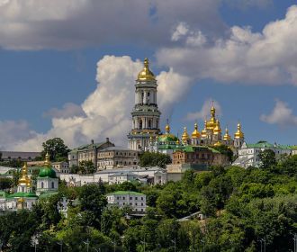 В Киеве верующие несут цветы на могилу Митрополита Владимира: пятая годовщина со дня смерти