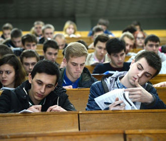 В Украине за десять лет количество студентов уменьшилось почти вдвое
