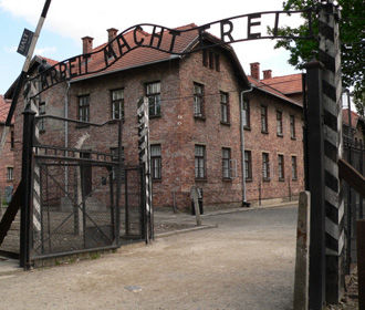 Зеленский встретился в Польше с бывшими узниками Освенцима
