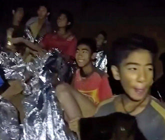 Спасенных из затопленной пещеры в Таиланде подростков и их тренера выписали из больницы