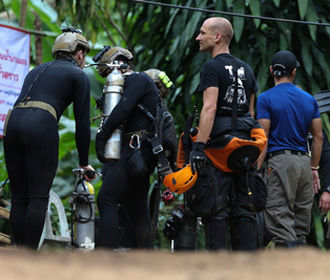 Спасатели отказались использовать микросубмарину Илона Маска для эвакуации подростков из пещеры в Таиланде