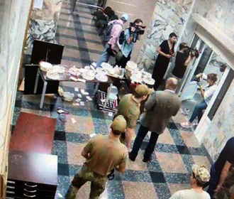 Активисты с тортами Roshen ворвались в НАБУ