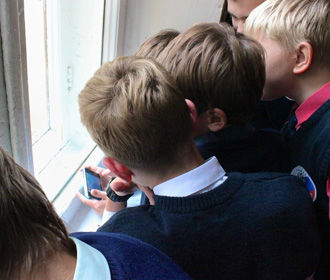 В французких школах запретили смартфоны