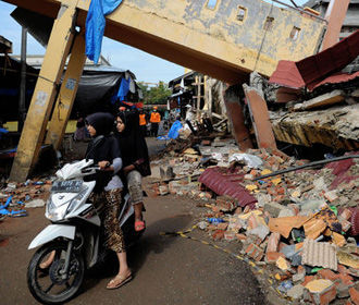Число жертв землетрясения в Индонезии превысило 430 человек