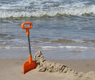 Турист вырыл себе яму на пляже и утонул в ней
