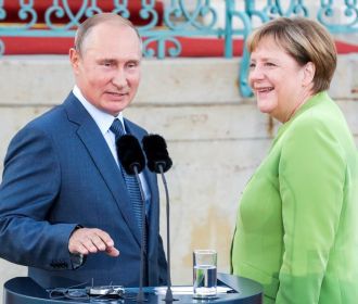 Меркель должна поставить Путина на место и принудить к миру – посол