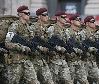 Военным вместо парада дадут по тысяче гривен