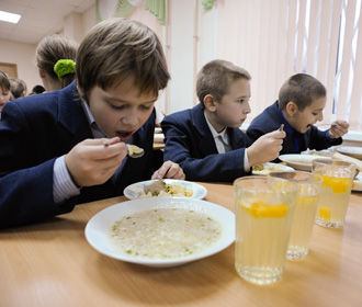 Путин подписал закон о бесплатном горячем питании школьников младших классов