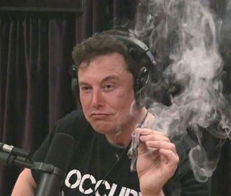 Акции Tesla рухнули на 10% после того, как Маск покурил марихуану