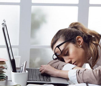 Исследователи поняли, как нехватка сна приводит к ожирению