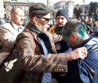 В мэрии Киева депутата Гусовского избили и облили зеленкой