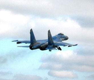 Самолет Су-27 разбился при заходе на посадку, летчик погиб – Генштаб