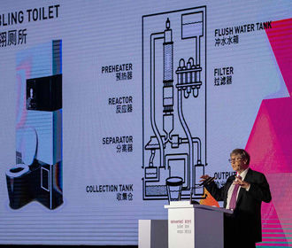Билл Гейтс вышел на сцену с банкой фекалий и представил туалет без воды