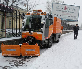 На борьбу со снегопадом в Киеве вывели почти 300 единиц техники