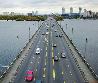 В Киеве на мосту Патона запретили проезд грузовикам