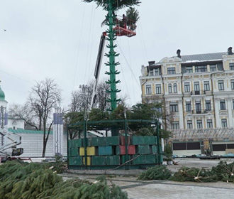 В Киеве начали устанавливать главную елку страны