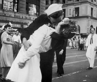 В США умер моряк с фотографии "Поцелуй"