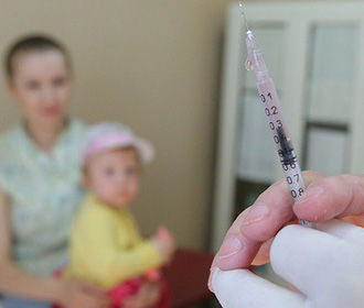 ВОЗ призывает страны не прекращать вакцинацию из-за COVID-19