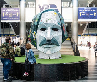 На Южном вокзале Киева появилась огромная голова Гоголя