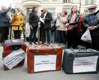 Националисты принесли чемоданы для Порошенко к АП