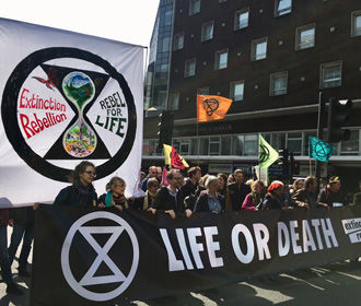 Экологические активисты перекрыли движение в Лондоне