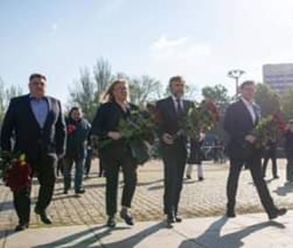 Вадим Новинский вместе с единомышленниками возложили цветы возле дома Профсоюзов в память о погибших 2 мая 2014 года