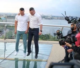 На "мосту Кличко" в Киеве снова треснула стеклянная панель