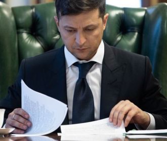 Зеленский внес в Раду проект закона с требованием уволить всех судей КС