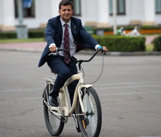 АП: в стране не та ситуация, чтобы президент ездил на велосипеде
