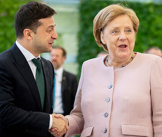 Зеленский обсудил с Меркель урегулирование в Донбассе