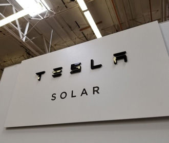 Walmart подал в суд на Tesla из-за возгорания ее солнечных батарей