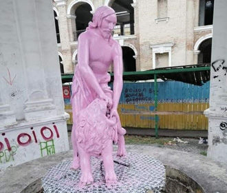В столице вандалы покрасили фонтан "Самсон" в розовый цвет