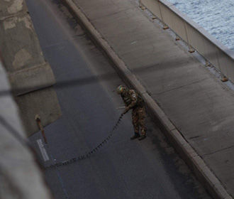 В Киеве вооруженный мужчина угрожает взорвать мост через Днепр