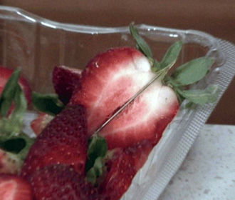 Полиция Австралии вновь зафиксировала иглы внутри ягод клубники