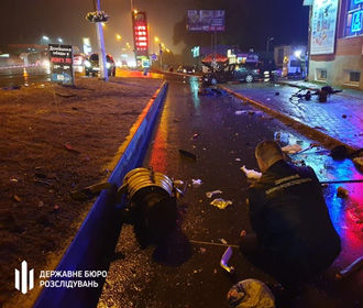 Под Киевом пьяный коп "снес" людей на остановке