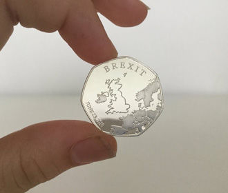 В Великобритании уничтожают памятные монеты, отчеканенные к Brexit 31 октября