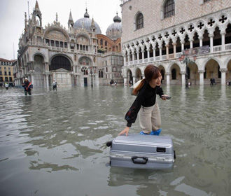 В Венеции в преддверии Рождества вновь затопило улицы