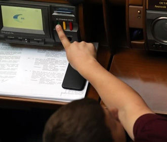 Зеленский подписал закон об ответственности нардепов за неперсональное голосование